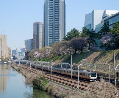 Parc Sotobori (Tokyo), vue sur les anciennes douves et le train JR Chuo en direction d'Iidabashi