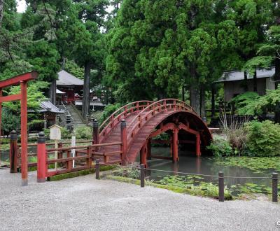 Kongosho-ji (Mont Asama, Ise), vue sur l'enceinte du temple et le pont en demi-lune taiko-bashi