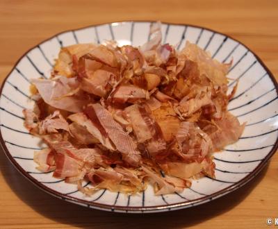 Katsuobushi, flocons de bonite dans une assiette