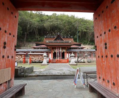 Wakaura Tenmangu (Wakayama), vue sur le bâtiment principal depuis la porte du sanctuaire