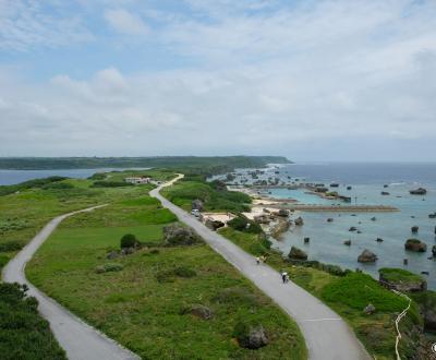 Cap Higashi-Hennazaki (Miyako-jima), panorama sur le bras de terre à la pointe sud-est de l'île