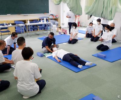 Apprentissage du shiatsu à l'école Japan Shiatsu College à Bunkyo (Tokyo)
