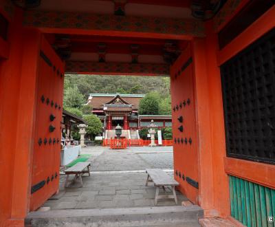 Kishu Tosho-gu (Wakayama), vue sur le bâtiment principal depuis la porte Romon