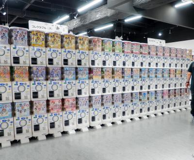 Grand magasin de Gashapon d'Ikebukuro, mur de machines à capsules