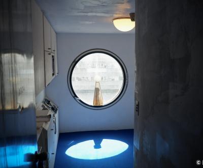 Nakagin Capsule Tower (Tokyo), vue sur la fenêtre ronde de l'appartement