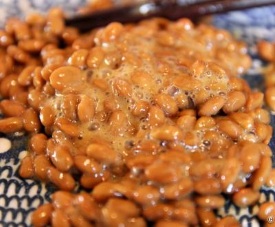 Natto servi dans une assiette japonaise