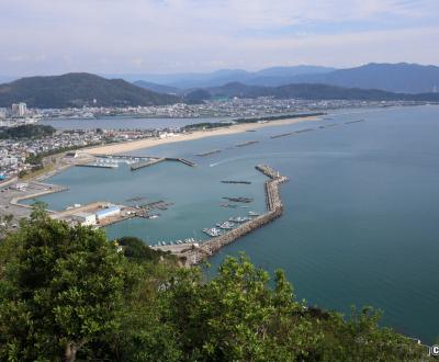 Takozushiyama (Wakayama), vue sur la baie de Wakanoura et la plage de Kataonami