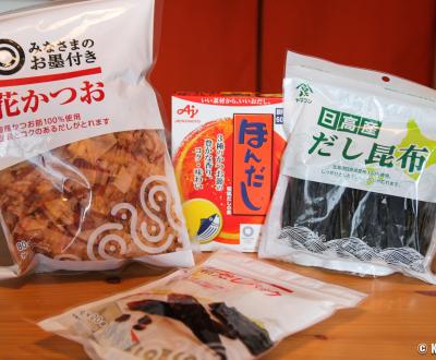 Dashi prêt à l'emploi (en poudre et sachets de thé) et principaux ingrédients (Katsuobushi et Kombu)
