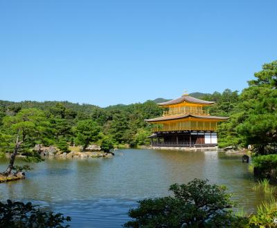 Kinkaku-ji (Kyoto), vue sur le Pavillon d'Or en octobre 2021 (après rénovation de son toit doré) 