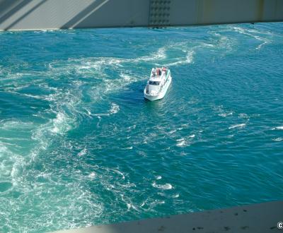 Tourbillons de Naruto, vue sur un bateau de tourisme depuis la passerelle Uzu no Michi