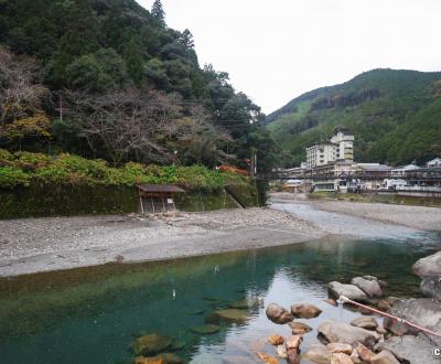 Kawayu Onsen Fujiya (Kumano Kodo), vue sur le village thermal et la rivière Oto-gawa