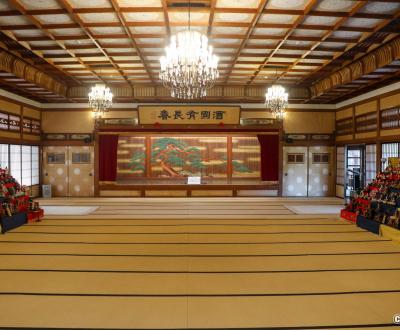 Hinjitsukan (Ise), grande salle Ohiroma avec scène de théâtre Nô et décorations pour Hina Matsuri