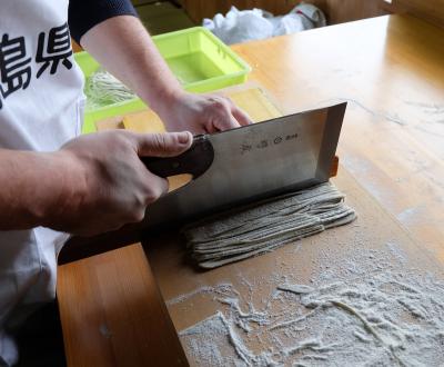Couteau Soba Kiri pour la découpe de nouilles Soba lors d'un atelier de fabrication artisanale