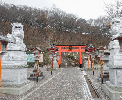 Takayama Inari-jinja (Aomori), allée du sanctuaire avec porte Torii et lanternes vermillons