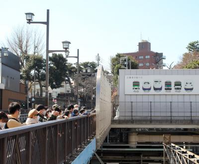 Gare de Nippori (Tokyo), Densha Otaku depuis le pont Shimogoindenhashi