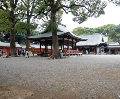 Hikawa-jinja (Saitama), esplanade principale avec les pavillons Maiden et Haiden