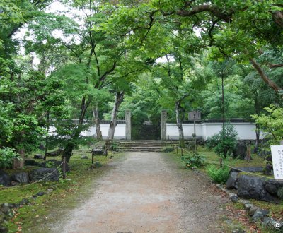 Joju-ji (Kyoto), entrée du temple avec la porte Sanmon encadrée par les érables