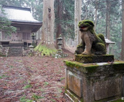 Kinpo-jinja (Akita), statue Komainu et pavillon principal du sanctuaire