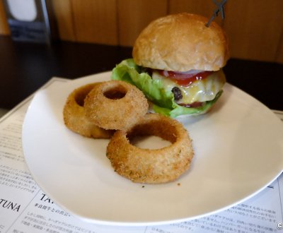 Doug’s Burger (Miyako-jima), assiette avec burger au bœuf et beignets d'oignon