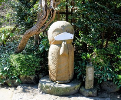 Kamakura, statue de Jizo avec masque pendant la pandémie de Covid