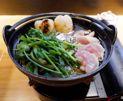 Honke Abeya (Akita), plat de Nabe Kiritanpo au poulet en train de cuire