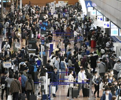 Aéroport de Narita à Tokyo, foule de voyageurs le vendredi 29 avril 2022 (©KYODO et The Japan Times)