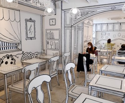 2D Cafe (Tokyo), décoration bande-dessinée noir et blanc de la salle de restauration