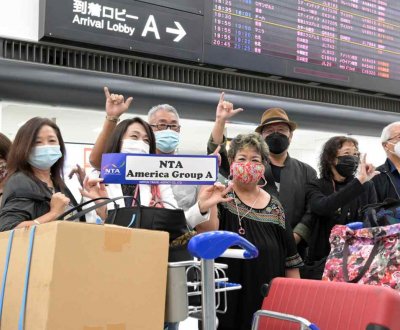 Groupe de touristes américains en circuit-test le 24 mai 2022 à l'aéroport de Narita (©Konosuke Urata via Nikkei Asia)
