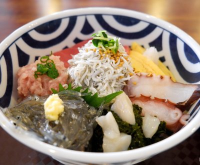 Hase Shokudo (Kamakura), bol Donburi Shirasu et Sashimi de poissons et crustacés du Shonan