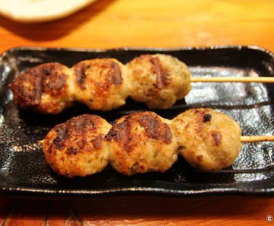 Torikizoku Shinjuku Kuyakusho-dori (Tokyo), brochettes de boulettes de poulet