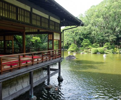 Parc Yusentei (Fukuoka), vue sur le grand salon de thé et l'étang du jardin