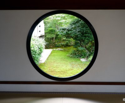 Genko-an (Kyoto), fenêtre ronde avec vue sur les érables verts en été 