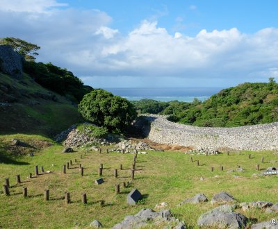 Château de Nakijin (Okinawa Honto), vue sur les vestiges archéologiques d'anciens pavillons