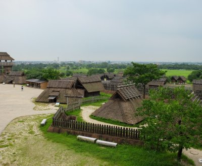 Site de Yoshinogari (Kanzaki, Saga), vue sur un village reconstitué de l’époque Yayoi
