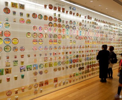 Cup Noodles Museum (Yokohama), exposition de l'évolution des emballages des nouilles instantanées depuis leur création