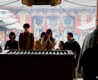 Senso-ji (Tokyo), fidèles en train de prier devant le pavillon bouddhiste