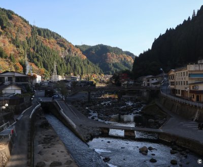 Tsuetate Onsen (Kumamoto), vue sur la station thermale à l'automne