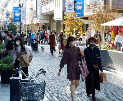 Yokohama, piétons masqués le long de l'avenue commerçante Motomachi Shotengai