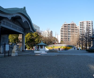Parc Yokoamicho (Tokyo), place centrale avec monuments commémoratifs 