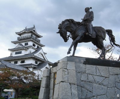 Château d'Imabari (Shikoku), donjon Tenshukaku et statue de Todo Takatora