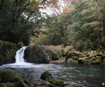 Gorge de Kikuchi (Kumamoto), vue sur une cascade à la fin de l'automne