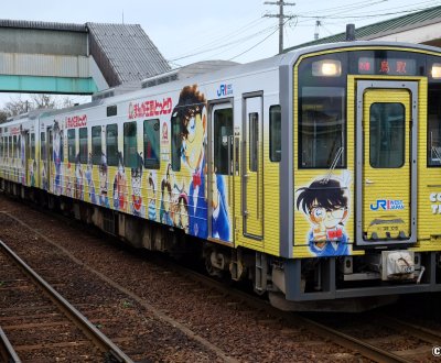 Hokuei (Tottori), train JR à l'effigie du manga Détective Conan