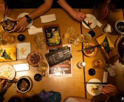 Tablée dans un Izakaya à Tokyo