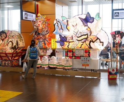 Gare de Shin-Aomori, décorations sur le thème du festival Nebuta Matsuri