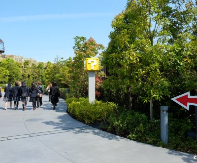 Universal Studios Japan (Osaka), allée vers le parc Super Nintendo World