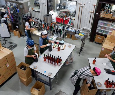 Distillerie Venture (Chichibu), travail des employés pour la mise en bouteille du whisky Ichiro's Malt