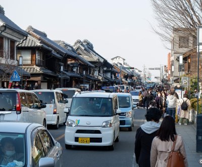 Kawagoe (Saitama), voitures et touristes à pied dans les rues traditionnelles le week-end en période de sakura