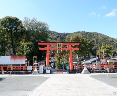 Matsunoo Taisha (Kyoto), grande porte Torii vermillon à l'entrée du sanctuaire