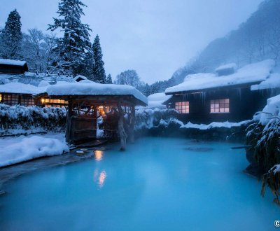 Tsuru-no-yu Onsen (Akita), bassin commun Konyoku en plein air (photo officielle)