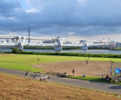 Katsushika (Tokyo), pont Horikiri-bashi et terrain de baseball au bord de l'Ara-kawa